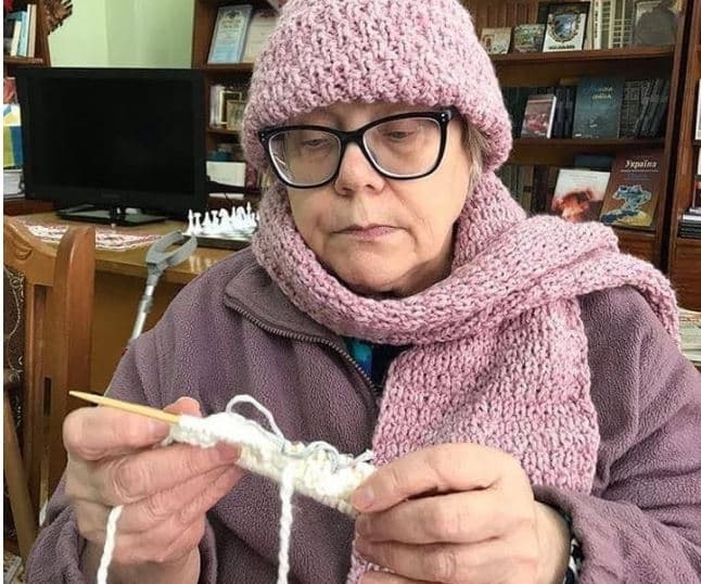 Львів’ян просять допомогти бабусям з геріатричних пансіонатів, які в’яжуть