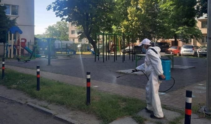 Завтра в одному із районів Львова оброблятимуть дитячі майданчики від кліщів