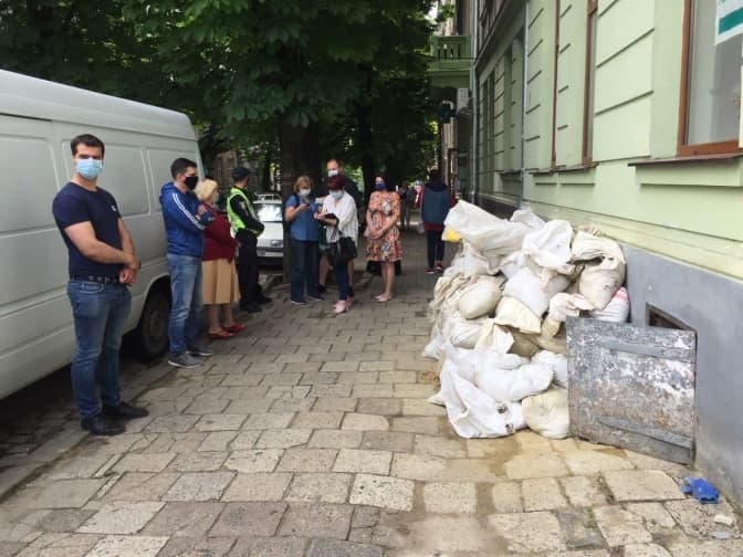 На вулиці Бандери ремонтують підвал кам’яниці. Це може призвести до її руйнації. Оновлено