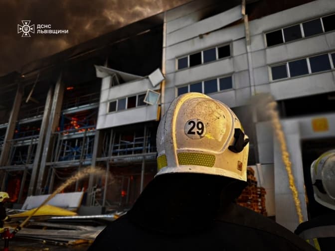 Понад добу рятувальники гасили пожежу після російського удару по Львову