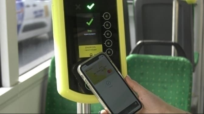 У скількох автобусах Львова можна оплатити за проїзд картою