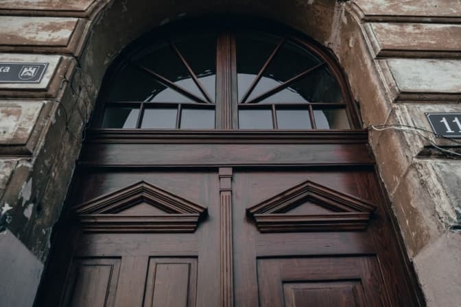 На вулиці Личаківській відреставрували «каретну» браму. Фото до і після