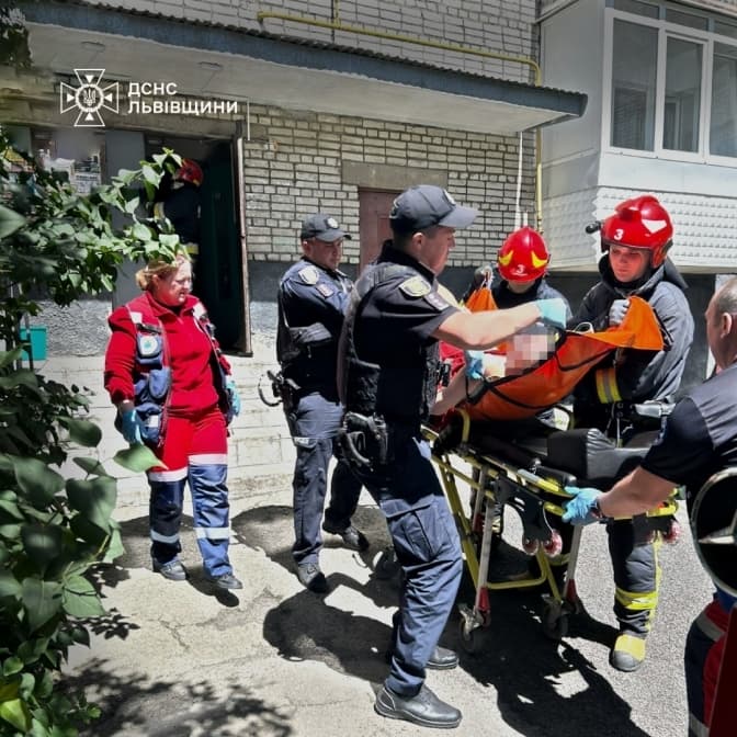 У Львові чоловік три дні не виходив на зв’язок: рятувальники знайшли його у квартирі без свідомості