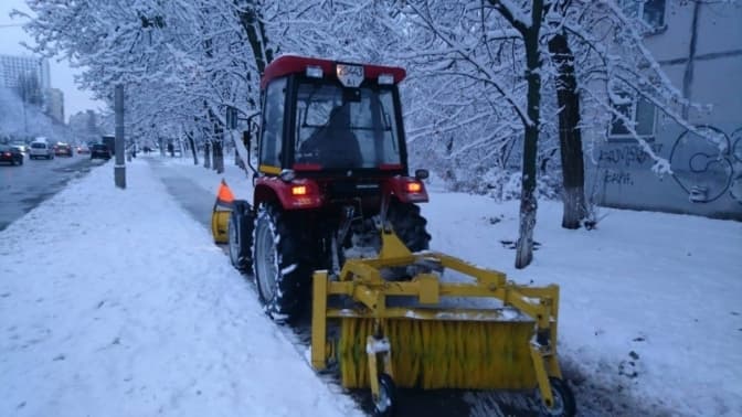 В Києві працює снігоприбиральна техніка. Водіїв просять не паркувати машини вздовж доріг