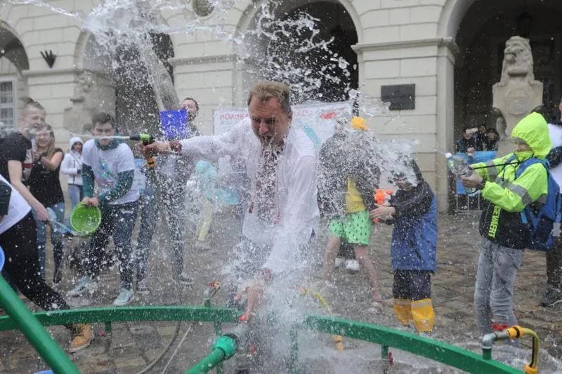 Архівне фото Андрія Садового під час Обливаного понеділка
