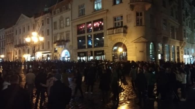 На площі Ринок футбольні фанати знову влаштовували бійку. Відео