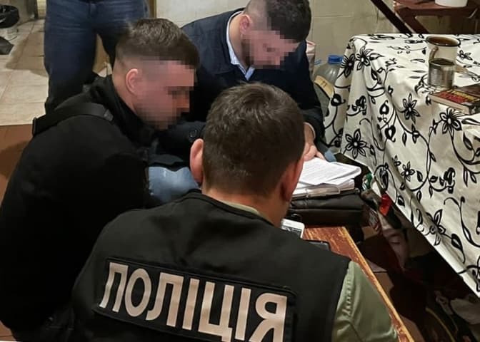 На Львівщині викрили шахрая, що пропонував послуги з отримання візи чи посвідчення водія