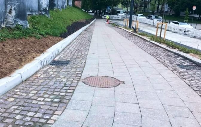 Біля Органного залу у Львові повилітала нова бруківка. У чому причина