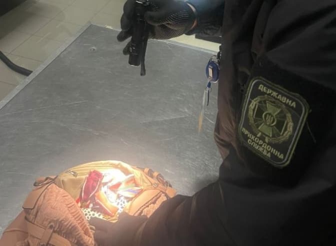 Прикордонники запобігли вивезенню старовинної ікони та медалей за кордон. Фото