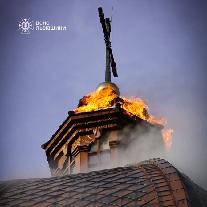 На Львівщині ліквідували пожежу в дерев’яній церкві