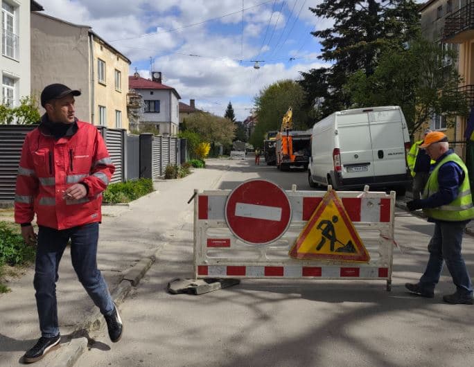 У Львові ремонтують зруйнований каналізаційний колектор на глибині 3,5 метра: рух ускладнено