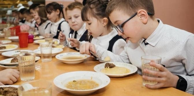 У Львові ще двоє госпіталізованих після їжі в шкільній їдальні. Один - через контакт із хворим