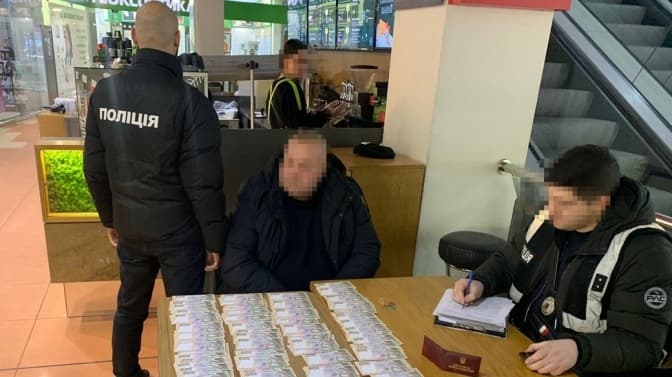 Посадовця «Київблагоустрою» підозрюють у вимаганні хабаря за дозвіл на розміщення МАФів