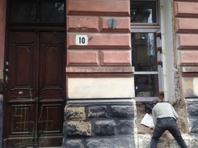 Власник приміщення на Левицького, 10 таки вибив двері у пам'ятці архітектури