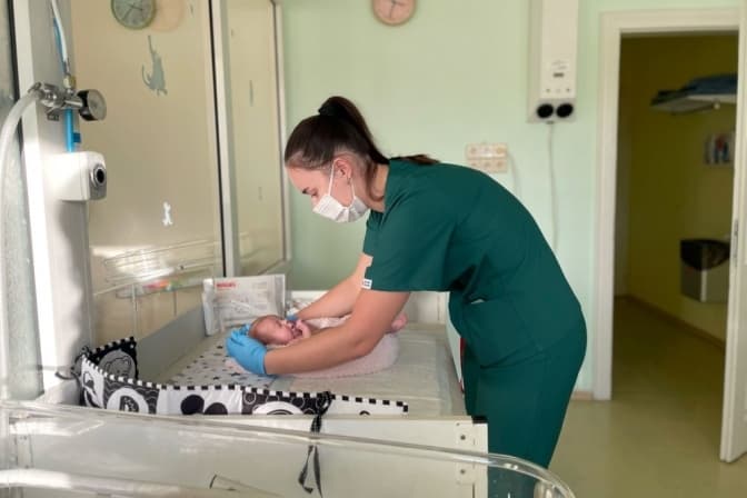 Львівські лікарі врятували передчасно народжену дівчинку з пухлиною нирки