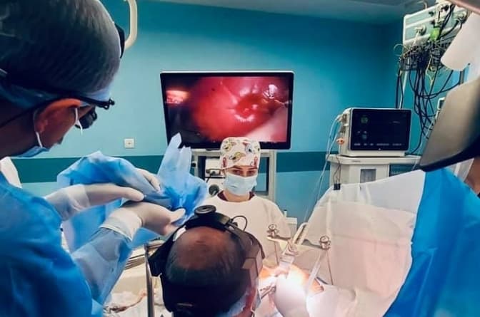 Без зупинки серця. Львів'янину провели унікальну операцію через міні-розріз