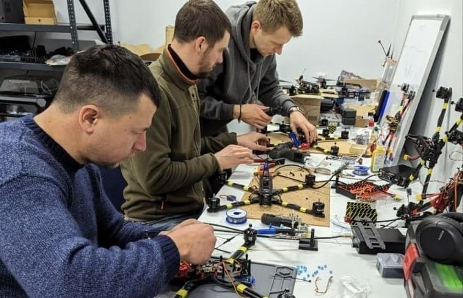 Чи справді можливо скласти FPV-дрон удома та Козицький прокоментував чутки про нову посаду. Підсумки доби