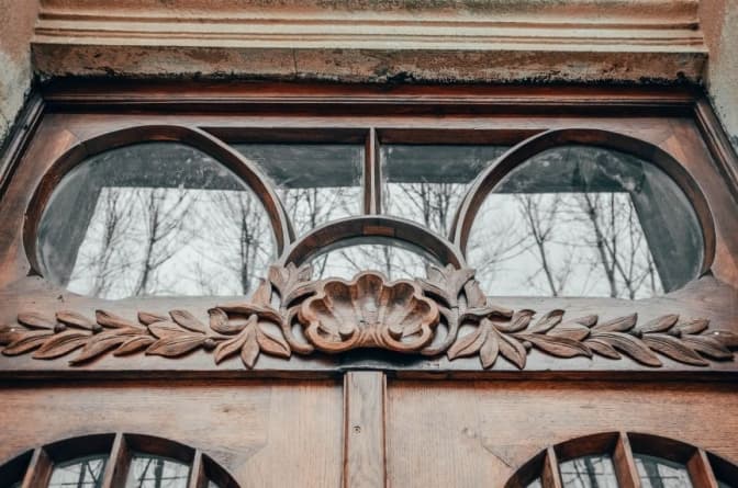 У Львові відновили давню браму у будинку на вулиці Карпінського. Фото до і після