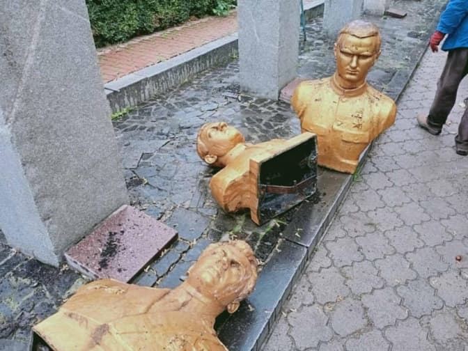 У Борисполі демонтували алею погрудь радянських героїв