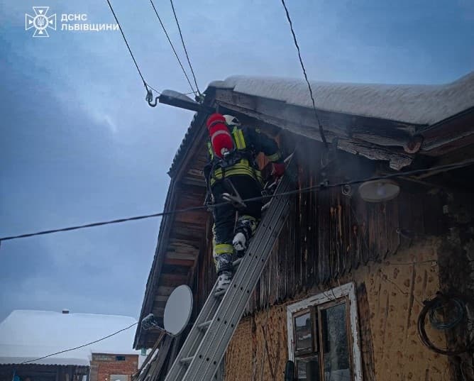 На Львівщині чоловіка уразило струмом під час гасіння пожежі водою. Його госпіталізували