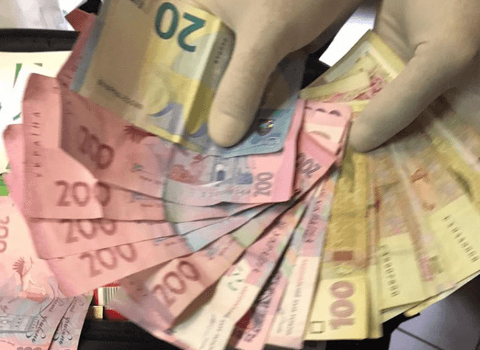 Двох митників та прикордонника на Львівщині затримали на хабарі