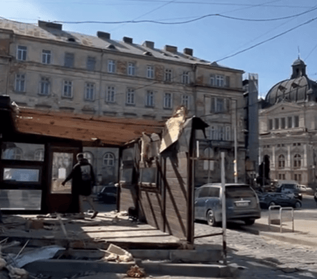 На місці колишнього ринку "Добробут" розбирають МАФи / Скриншот з відео Любомира Зубача