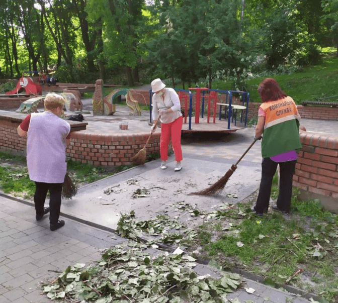 У Львові комунальні служби продовжують ліквідовувати наслідки стихії. Фото