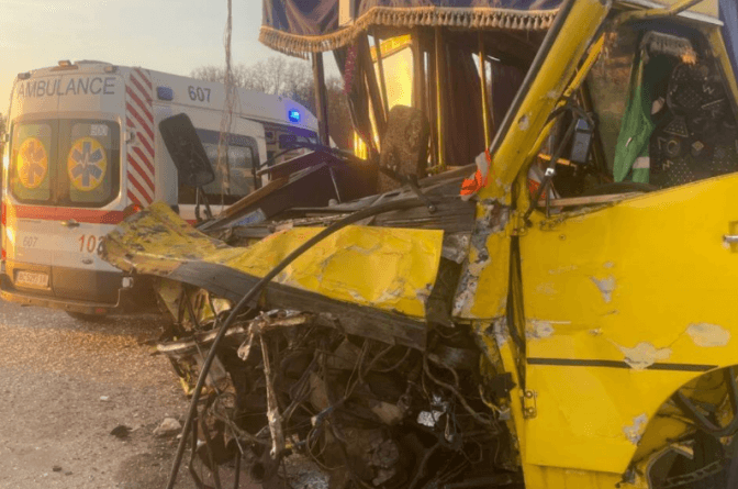На Львівщині ДТП з потерпілими за участі маршрутки. Рух перекритий. Оновлено
