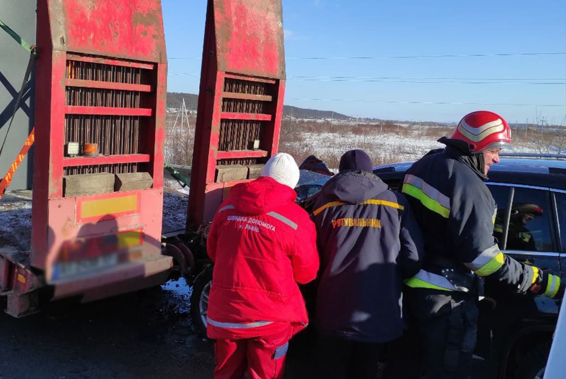 Біля Львова через зіткнення з вантажівкою постраждав чоловік