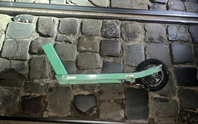 У Львові водій збив двох підлітків на самокаті. Один з них загинув