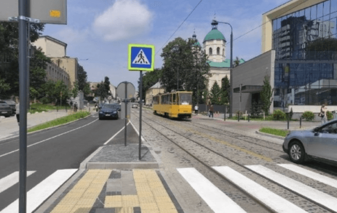 На вулиці Шевченка у Львові повністю нанесли дорожню розмітку