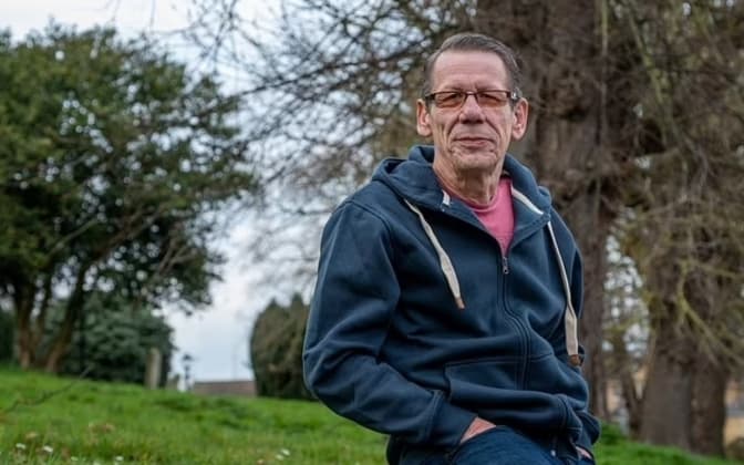 Британець, попри загрозу ракетних ударів рф вирушив до Києва, щоб вилікувати зуби