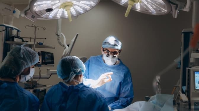 У київській лікарні «Охматдит» новонародженому провели унікальну урологічну операцію