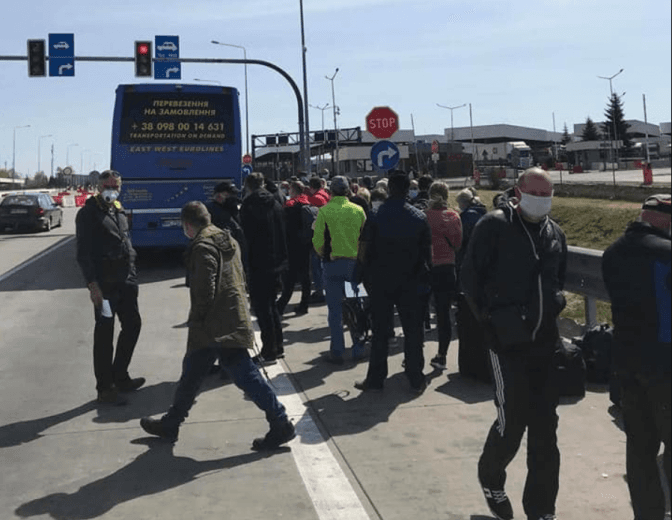 На водія автобуса, який перевозив через кордон на Львівщині за гроші, склали протокол