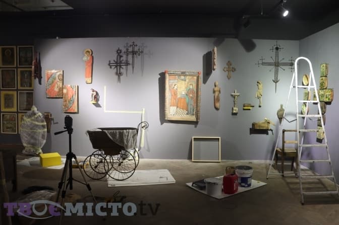 Унікальні тарілки, скрині та галицьке містечко ХІХ ст. Фоторепортаж із виставки у Львові