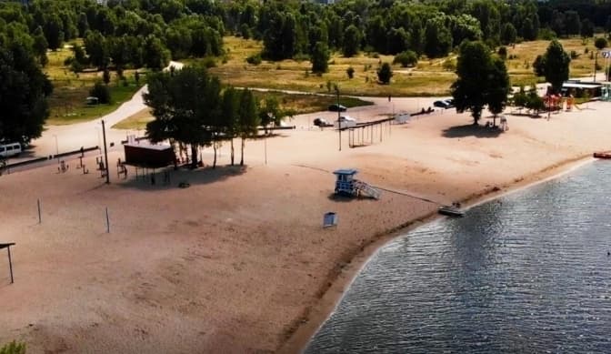 У Києві розпочали відновлення пляжів: комунальники вже підсипали сотні тонн піску