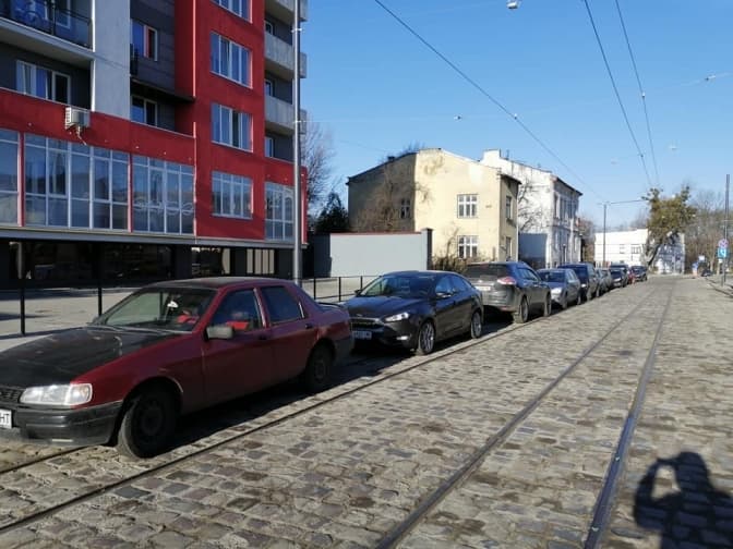 Львів’ян просять не паркуватися на коліях на Замарстинівській