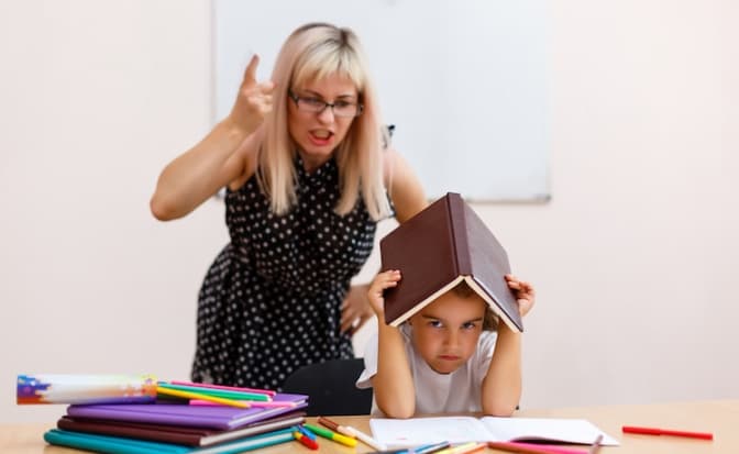 Вчительку, яка знущалась з дітей в школі на Оболоні в Києві, звільнили