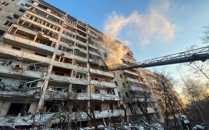 Удар по десятиповерховому житловому будинку у Поділському районі Києва/Фото: з відкритих джерел
