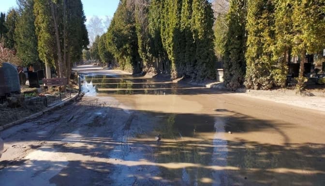 Львів’яни скаржаться на затоплення і стан дороги на Голосківському кладовищі. Чи планують там ремонт