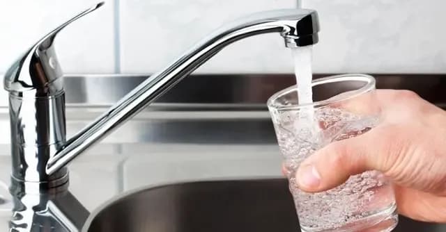 Мешканцям лівобережжя Києва тимчасово не рекомендують пити воду з крана: список вулиць та графік промивки мереж