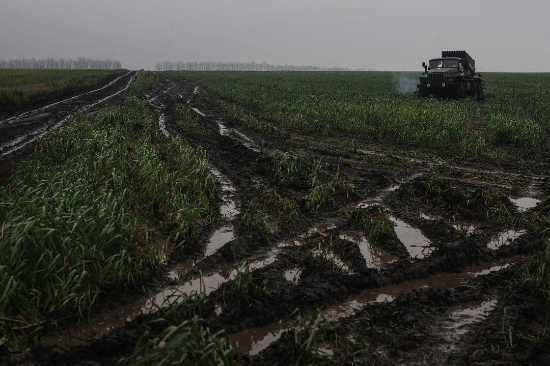 Фото умовне, бойова машина «Град» в полі недалеко від передової / Instagram-сторінка 93-ї бригади «Холодний Яр»