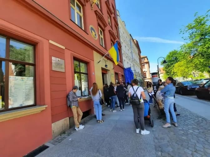 Українцям за кордоном спростили отримання деяких консульських послуг