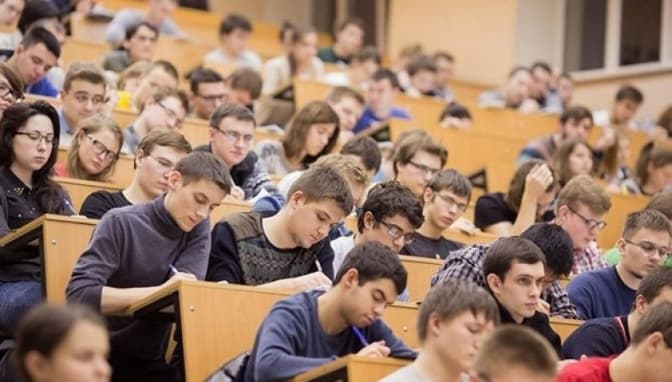 МОН пояснило, чому нові правила перетину кордону не стосуються студентів приватних вишів