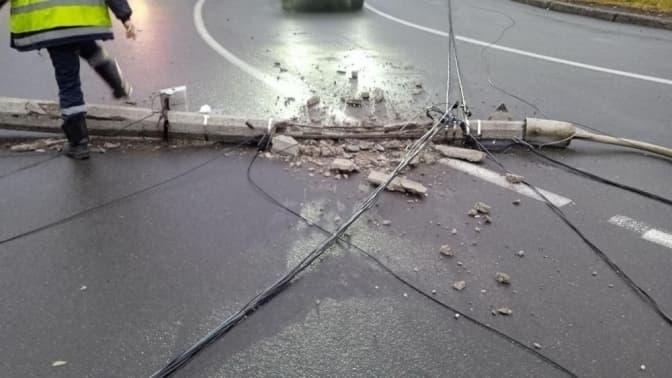 Водійка у Львові знесла електроопору та перекрила дві смуги руху