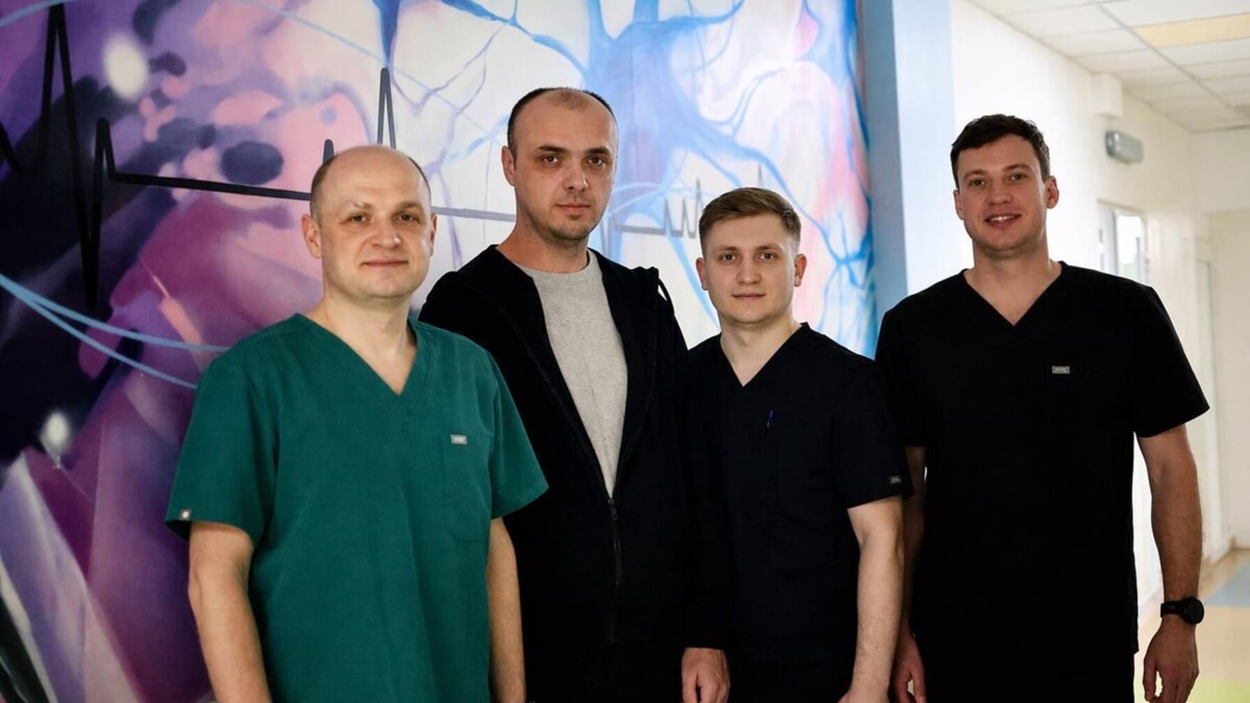 Львівські медики витягли небезпечний осколок з ноги військового / фото ЛМР