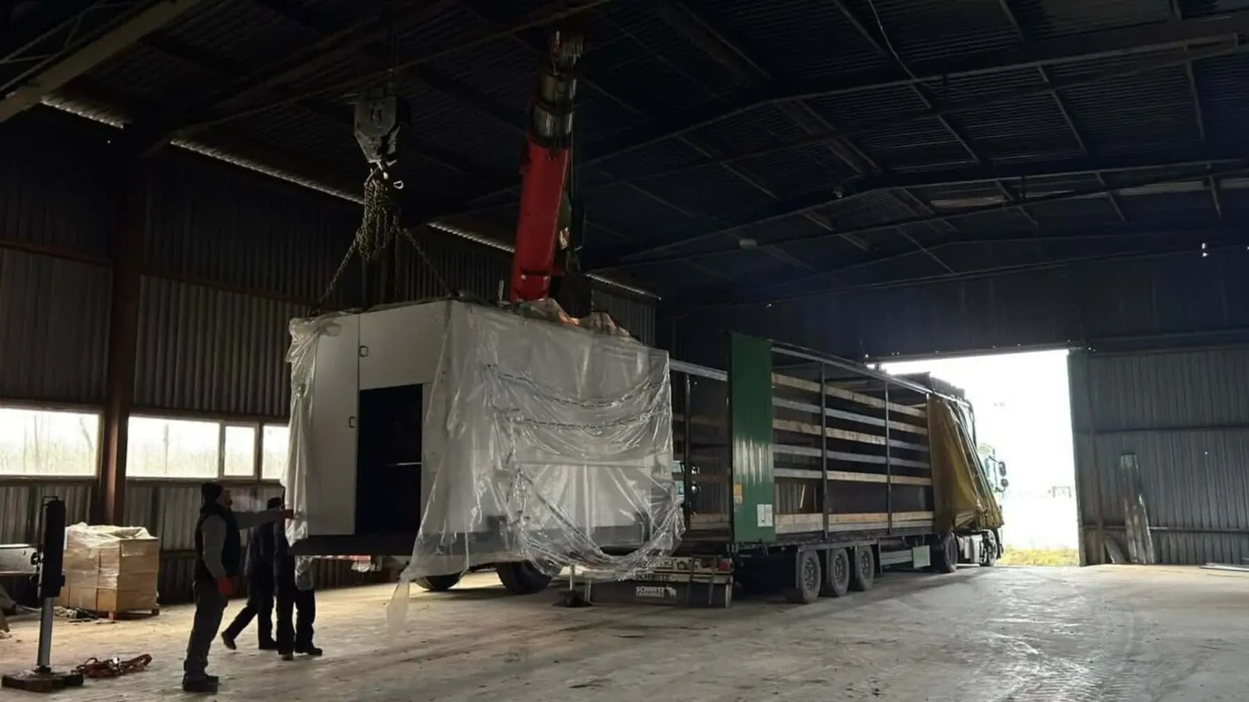 Спецтехніка розвантажує печі для крематорію на складі 12 грудня