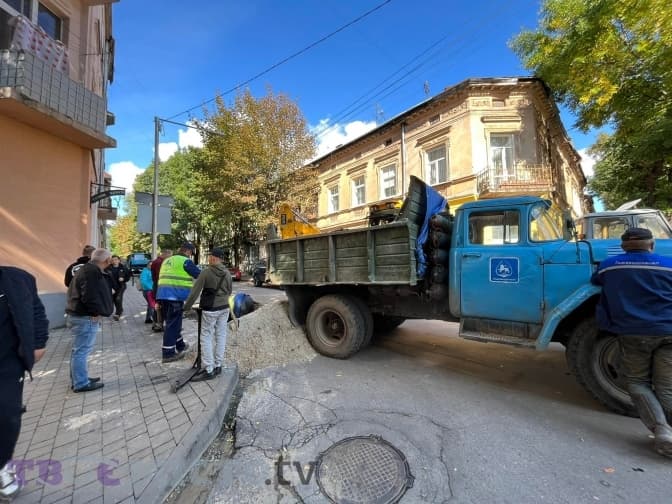 Через прорив труби для проїзду тимчасово перекрили частину вулиці Братів Міхновських