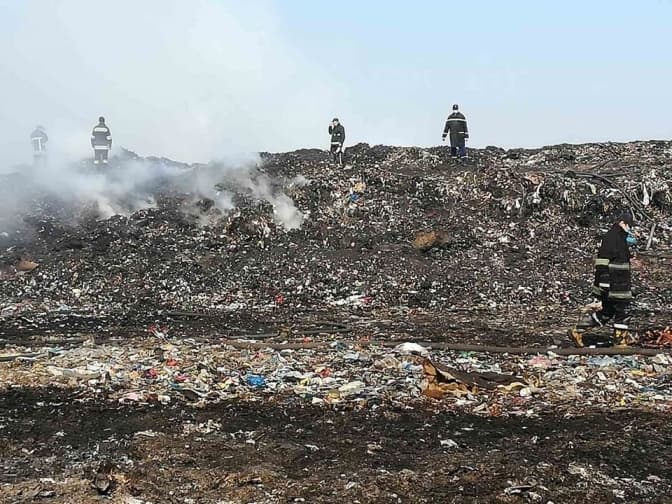 На Львівщині ліквідували пожежу яворівського сміттєзвалища. Фото