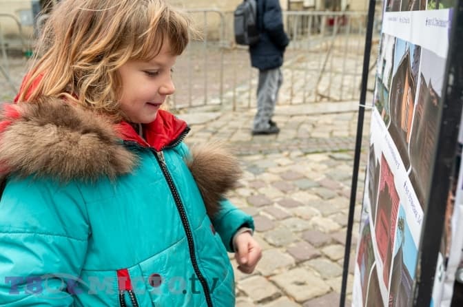 «Чернігів. Спадщина під обстрілами». На площі Ринок відкрили нову виставку